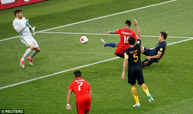  Martin Rodriguez ghi bàn đưa Chile vào bán kết. (Nguồn: Reuters)