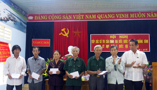 Đồng chí Trần Công Thuật, Phó Bí thư Thường trực Tỉnh uỷ, Trưởng đoàn đại biểu Quốc hội tỉnh trao quà cho các đối tượng chính sách huyện Tuyên Hóa.