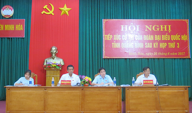 Các đại biểu Quốc hội tỉnh tại buổi tiếp xúc với cử tri huyện Minh Hóa.