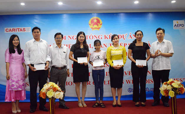 Đồng chí Nguyễn Tiến Hoàng, Phó Chủ tịch UBND tỉnh, Trưởng Ban chỉ đạo thực hiện dự án khen thưởng 6 đơn vị có thành tích tốt trong quá trình triển khai.