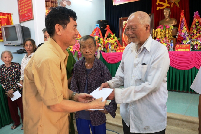 Đồng chí Nguyễn Ngọc Phương, Phó Trưởng đoàn Đại biểu Quốc hội tỉnh trao quà cho các đối tượng chính sách trên địa bàn thị xã Ba Đồn.