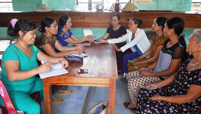 Hội Phụ nữ xã Quảng Sơn thực hiện uỷ thác với Ngân hàng Chính sách xã hội thị xã Ba Đồn cho chị em hội viên vay vốn phát triển kinh tế gia đình.