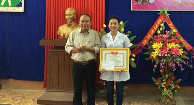 Ông Nguyễn Thế Hùng, Chủ tịch Hội người mù tỉnh trao giải nhất cho Kỹ thuật viên Mai Thị Bích Liên.