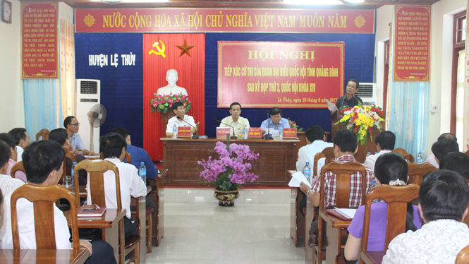 Các đồng chí ĐBQH tỉnh tiếp xúc với cử tri huyện Lệ Thủy.