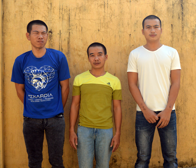 Tuấn, Văn và Quỳnh (từ trái sang) đang bị tạm giam tại Công an huyện Bố Trạch.  