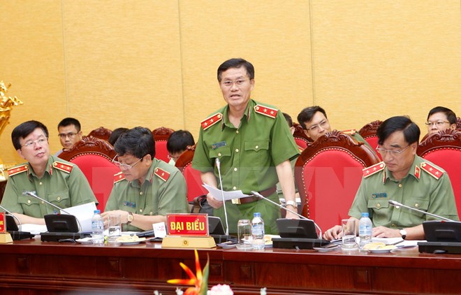 Trung tướng Đỗ Kim Tuyến, Phó Tổng cục trưởng Tổng cục Cảnh sát phòng chống tội phạm trả lời các câu hỏi của phóng viên báo chí. (Ảnh: Doãn Tấn/TTXVN)