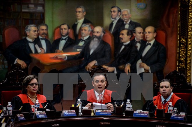 Chánh án Tòa án Tối cao Venezuela Maikel Moreno (giữa) đã triệu tập một cuộc họp khẩn cấp. (Nguồn: AFP/TTXVN)