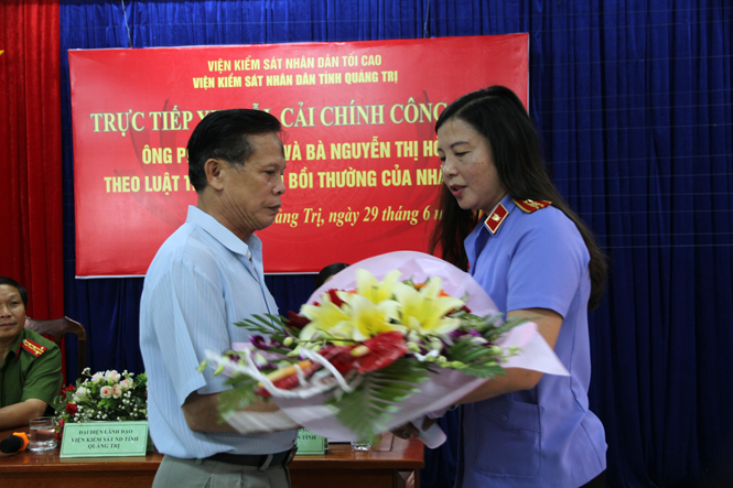 Bà Lê Thị Hồng Đào, Phó Viện trưởng Viên KSND tỉnh Quảng Trị công khai xin lỗi và tặng hoa cho ông Phan Chí Lộc sau 10 năm bị oan sai.