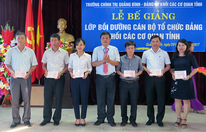 Đại diện lãnh đạo Trường Chính trị tỉnh trao giấy khen cho các học viên có thành tích xuất sắc trong khóa học.