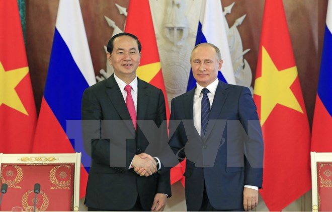 Chủ tịch nước Trần Đại Quang và Tổng thống Liên bang Nga V. Putin bắt tay sau Lễ ký các văn kiện hợp tác giữa hai nước. (Ảnh: Nhan Sáng/TTXVN)