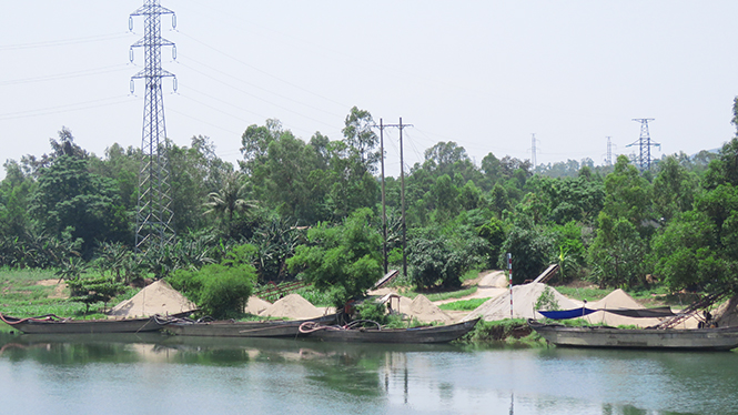 Tình trạng khai thác cát trái phép trên địa bàn huyện Quảng Ninh diễn biến phức tạp.