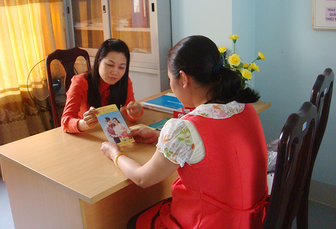 Cán bộ Trung tâm Phòng, chống HIV/AIDS tỉnh tư vấn cho phụ nữ mang thai.