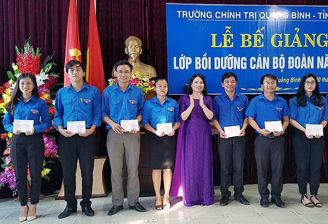 Bà Nguyễn Thị Lài, Phó Hiệu trưởng Trường Chính trị tỉnh trao giấy chứng nhận cho các học viên đã hoàn thành khóa học.
