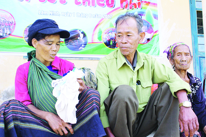Trưởng bản Hồ Hơn trò chuyện cùng bà con trong bản Lâm Ninh