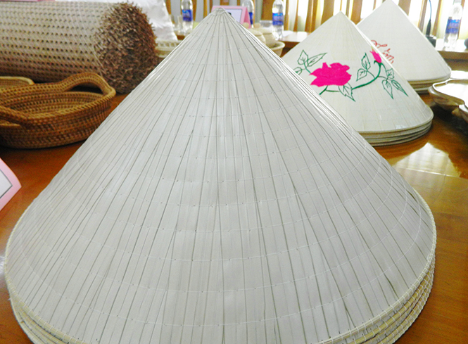 Các sản phẩm nón lá do làng nghề nón lá truyền thống Ba Đồn sản xuất.