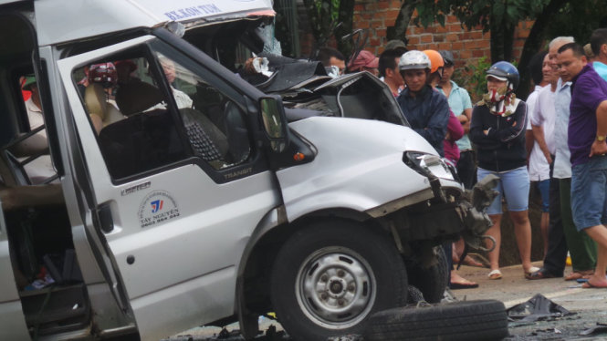 Hiện trường vụ tai nạn giao thông xảy ra ngày 30-6, trên đường Hồ Chí Minh đoạn qua xã Đăk H’ring, huyện Đăk Hà, tỉnh Kon Tum. Sau tai nạn, nhiều người đã tham gia cấp cứu nạn nhân - Ảnh: T.T.N
