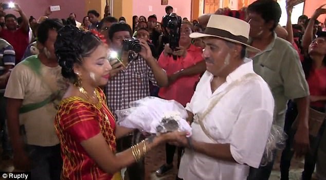 Thị trưởng Huamelula Victor Aguilar và vợ cùng 'cô dâu cá sấu' trong nghi lễ. (Nguồn: Ruptly)