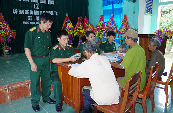 Chi trả chế độ theo Quyết định 49 tại Ban CHQS huyện Quảng Trạch   Ảnh: Hoàng Cuối