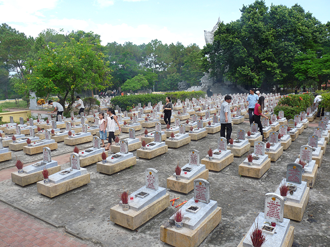 Phần mộ các anh hùng liệt sỹ tại Nghĩa trang Trường Sơn (Quảng Trị). Ảnh: T.H