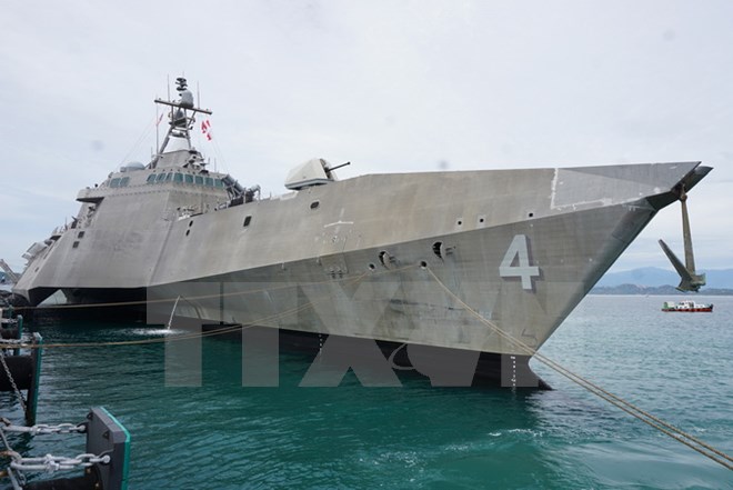 Tàu khu trục USS Coronado neo đậu tại Cảng quốc tế Cam Ranh. (Ảnh: Tiên Minh/TTXVN)