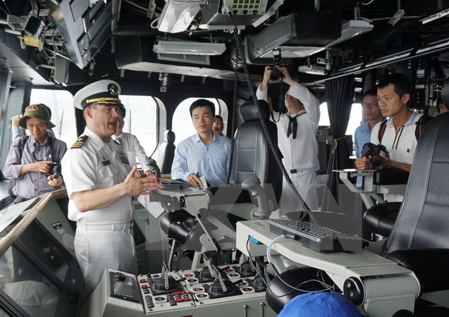 Trung tá Douglas (Hải quân Hoa Kỳ) giới thiệu khoang chỉ huy tàu USS Coronado. (Ảnh: Tiên Minh/TTXVN)