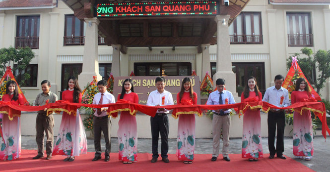 Đồng chí Chủ tịch UBND tỉnh và lãnh đạo Công ty Cổ phẩn Tổng Công ty Công trình đường sắt cắt băng khai trương khách sạn Quang Phú.