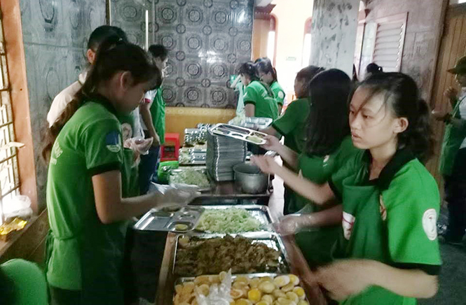  Các tình nguyện viên trong CLB Nét bút xanh miền Trung đang chuẩn bị những suất cơm giá 5.000 đồng.