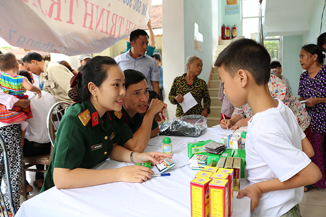 Các hộ dân xã Ngư Hoá nhận thuốc điều trị bệnh miễn phí.