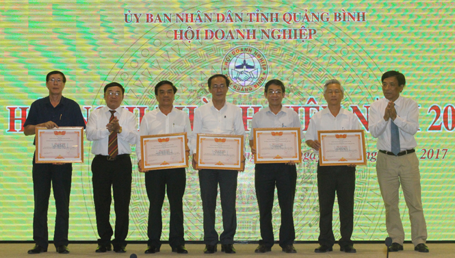 Lãnh đạo Hội Doanh nghiệp tỉnh trao bằng khen của Hiệp hội Doanh nghiệp nhỏ và vừa Việt Nam cho các tập thể và cá nhân. 