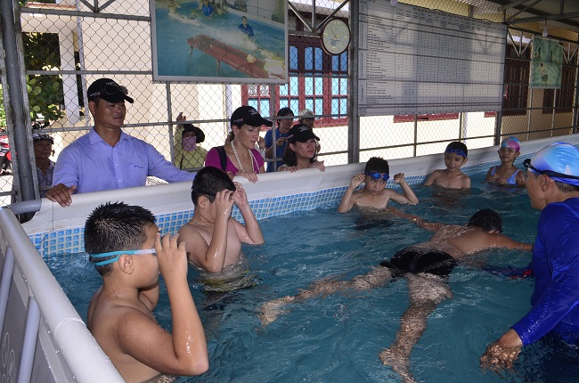 Các đại biểu đi tham quan lớp học bơi tại Trường tiểu học Đồng Phú (Đồng Hới)