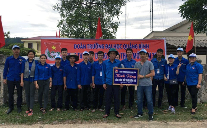 Đoàn Trường đại học Quảng Bình tham gia thực hiện công trình “Thắp sáng đường quê” tại xã Thanh Thạch.
