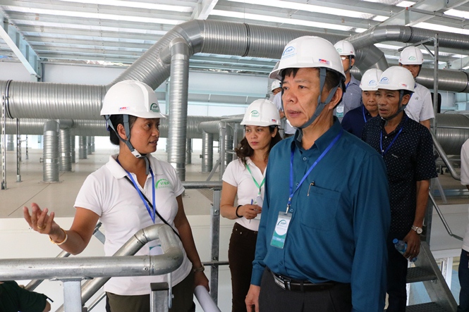 Đồng chí Nguyễn Hữu Hoài, Phó Bí thư Tỉnh ủy, Chủ tịch UBND tỉnh kiểm tra hệ thống thiết bị, dây chuyền xử lý rác thải của dự án nhà máy xử lý rác thải, sản xuất biogas và phân bón khoáng hữu cơ ở xã Lý Trạch, Bố Trạch