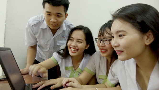  Thí sinh Trường THPT Nguyễn Thị Diệu (TP.HCM) xem điểm thi THPT quốc gia 2017 - Ảnh: Như Hùng