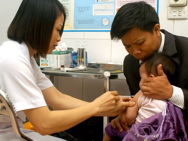  Tiêm phòng vắcxin cho trẻ nhỏ. (Ảnh: Hữu Oai/TTXVN)