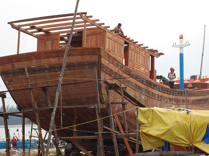Ngư dân xã Bảo Ninh tham gia đóng tàu theo Nghị định 67.