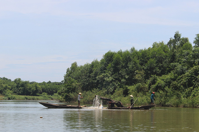 Hoạt động khai thác cát, sạn trái phép trên sông Kiến Giang vẫn còn xảy ra.