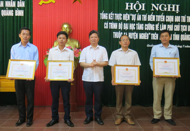 Đồng chí Nguyễn Tiến Hoàng, Phó Chủ tịch UBND huyện Minh Hóa trao bằng khen của Chủ tịch UBND tỉnh cho các tập thể, cá nhân có thành tích xuất sắc trong thực hiện dự án 600 trí thức trẻ