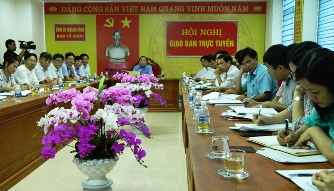    Đồng chí Trần Xuân Vinh, Uỷ viên Ban Thường vụ Tỉnh uỷ, Trưởng Ban Tổ chức Tỉnh uỷ và các đại biểu tham dự buổi thuyết trình tại điểm cầu tỉnh Quảng Bình