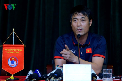  HLV Hữu Thắng chia sẻ sẽ không đặt ra cái đích quá xa xôi cho U22 Việt Nam tại SEA Games 29. (Ảnh: Minh Hoàng).