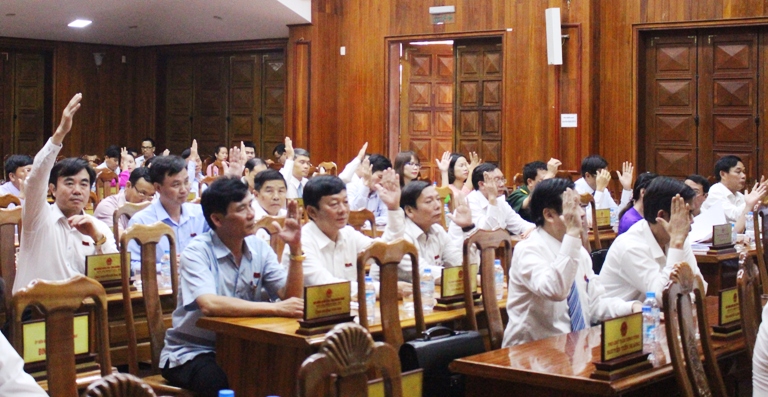 Các đại biểu biểu quyết thông qua Nghị quyết xác nhận kết quả bầu cử Uỷ viên UBND tỉnh nhiệm kỳ 2016-2021.