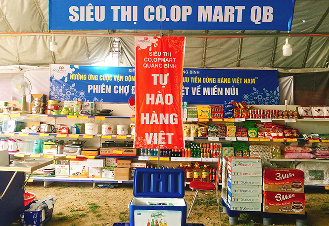 Gian hàng của Siêu thị Co.op Mart tại phiên chợ đưa hàng Việt về miền núi huyện Minh Hóa với các mặt hàng chất lượng, giá cả phải chăng.
