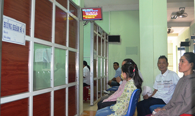 Lắp đặt các màn hình điện tử tại khoa khám bệnh giúp bệnh nhân rút ngắn thời gian chờ đợi.