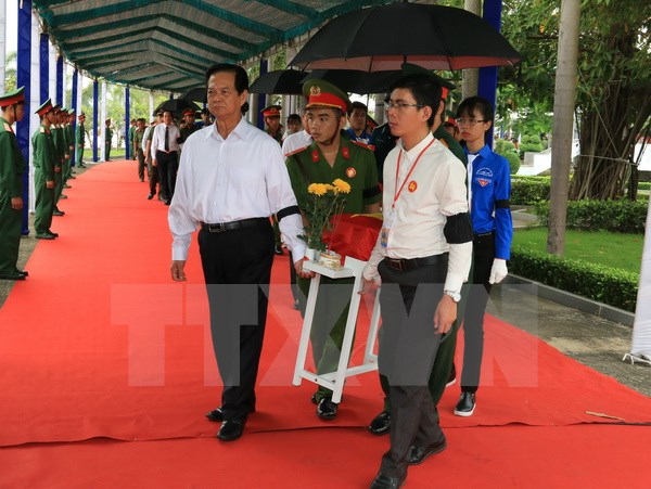 Nguyên Thủ tướng Chính phủ Nguyễn Tấn Dũng tiễn đưa hài cốt liệt sỹ đến nơi an táng. (Ảnh: Sỹ Tuyên/TTXVN)