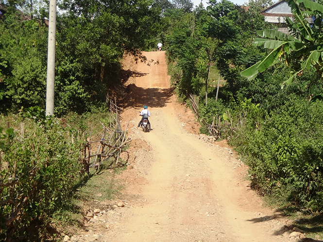 Hầu hết các tuyến đường ở Bồng Lai đều là đường đất, bụi mù về mùa nắng, lầy lội về mùa mưa.