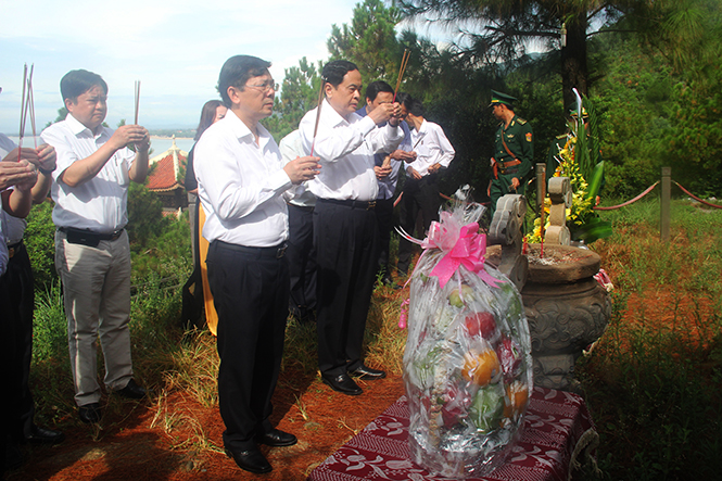  Đồng chí Trần Thanh Mẫn, Ủy viên Trung ương Đảng, Chủ tịch Ủy ban Trung ương MTTQVN cùng các đồng chí trong đoàn thắp hương viếng mộ Đại tướng Võ Nguyên Giáp.