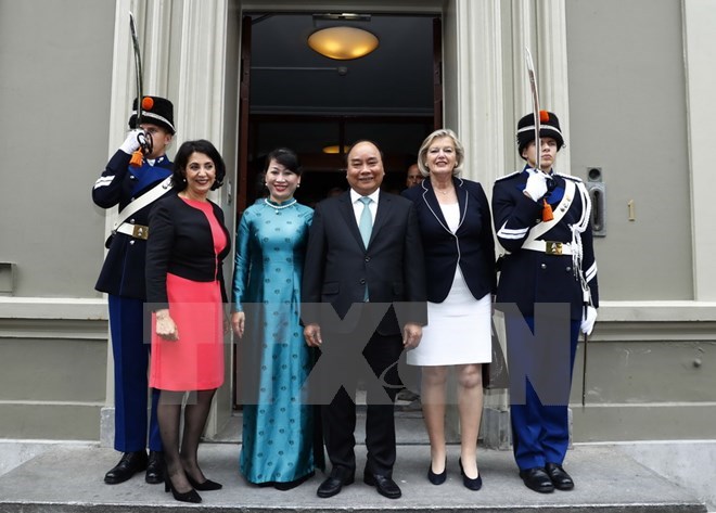 Thủ tướng Nguyễn Xuân Phúc và Phu nhân với Chủ tịch Thượng viện Hà Lan Ankie Broekers – Knol (bên phải) và Chủ tịch Hạ viện Khadija Arib. (Ảnh: Thống Nhất/TTXVN)