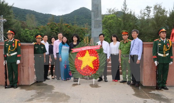 Phó Chủ tịch nước và Đoàn công tác dâng hoa, dâng hương tại Nghĩa trang Hàng Dương. (Ảnh: Tiến Lực/TTXVN)