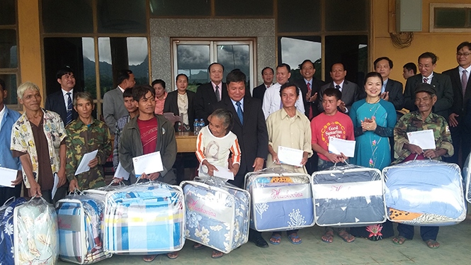  Đồng chí Trương Thị Ngọc Ánh, Phó Chủ tịch Ủy ban Trung ương MTTQVN tặng quà cho đồng bào dân tộc của huyện Bua Lạt Pha, tỉnh Khăm Muộn (Lào)