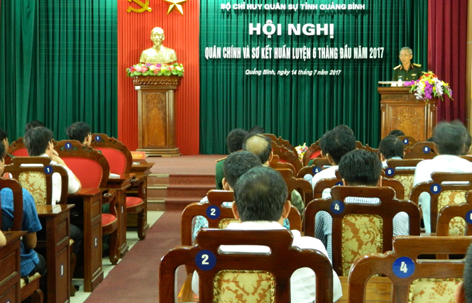     Thiếu tướng Nguyễn Đức Hoá, Chủ nhiệm Chính trị Quân khu 4 phát biểu chỉ đạo hội nghị   