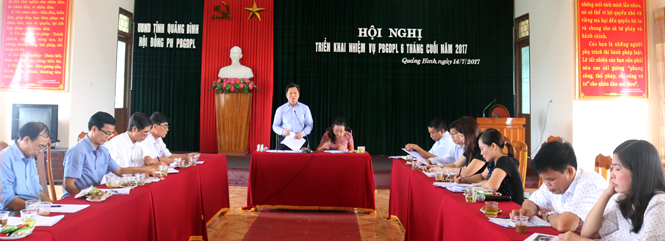 Đồng chí Nguyễn Tiến Hoàng, TUV, Phó Chủ tịch UBND tỉnh phát biểu tại hội nghị.